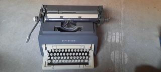 Máquina de escribir Olympia 100