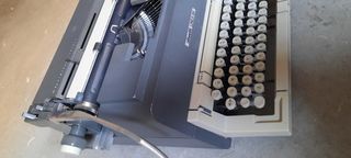 Máquina de escribir Olympia 100