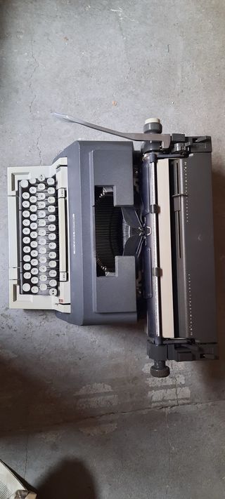 Máquina de escribir Olympia 100