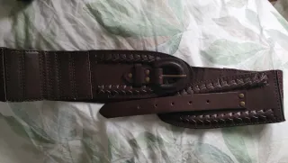 Cinturón rosa con hebilla dorada,  Marrónes