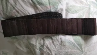 Cinturón rosa con hebilla dorada,  Marrónes