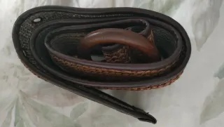 Cinturón rosa con hebilla dorada,  Marrónes