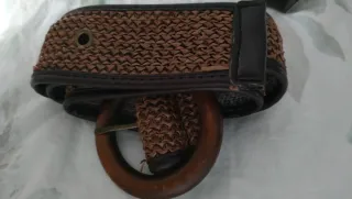 Cinturón rosa con hebilla dorada,  Marrónes