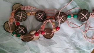 Cinturón rosa con hebilla dorada,  Marrónes