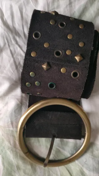 Cinturón rosa con hebilla dorada,  Marrónes