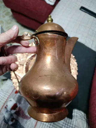 Antico vassoio con caffettiera in rame