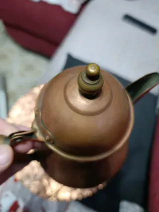 Antico vassoio con caffettiera in rame