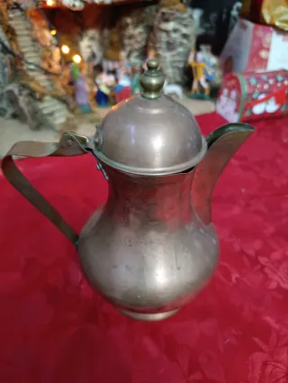 Antico vassoio con caffettiera in rame