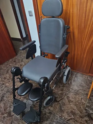Silla de ruedas negra