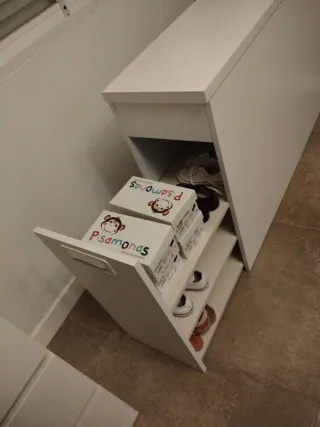 Zapatero de madera blanco