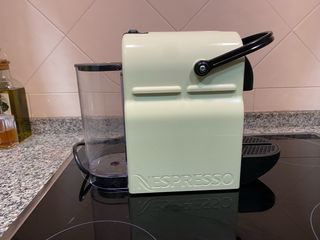 Cafetera Nespresso DeLonghi color crema