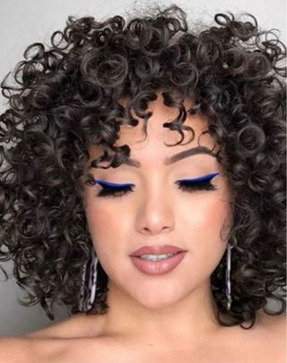 Peluca rizada negra y castaña