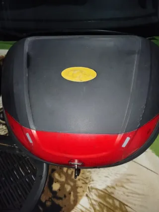 Casco y Baúl Moto Negro