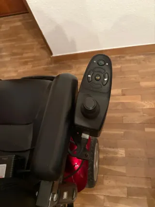 Sedia a rotelle elettrica nera e rossa