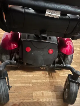 Sedia a rotelle elettrica nera e rossa