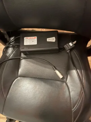 Sedia a rotelle elettrica nera e rossa