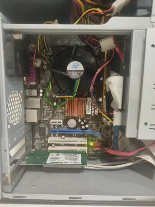 Ordenador sobremesa negro y gris