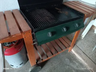 Barbacoa de gas madera y metal