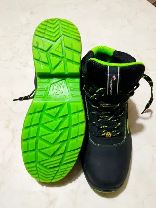 Scarpe da lavoro nere e verdi