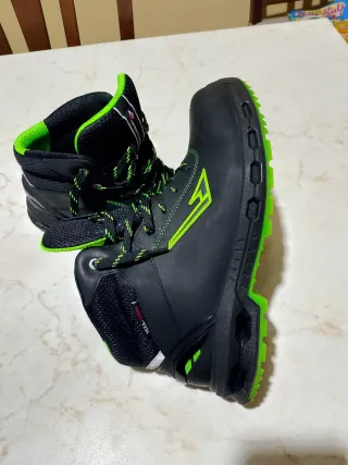 Scarpe da lavoro nere e verdi