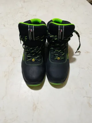 Scarpe da lavoro nere e verdi