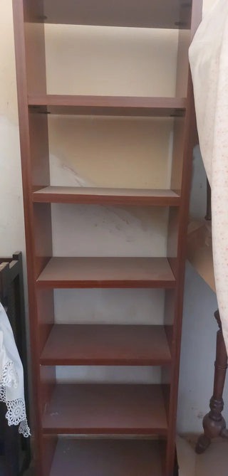Estantería de madera marrón