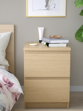 Mesita de noche de madera nueva