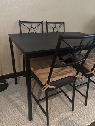 Mesa y 4 Sillas Comedor Negras
