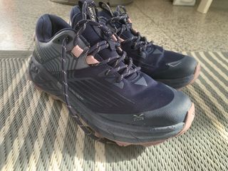 Zapatillas trail Hi-Tec azul y rosa