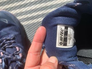 Zapatillas trail Hi-Tec azul y rosa