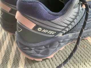 Zapatillas trail Hi-Tec azul y rosa