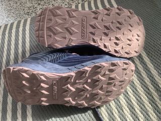 Zapatillas trail Hi-Tec azul y rosa