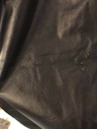 Pantalón urbano efecto piel