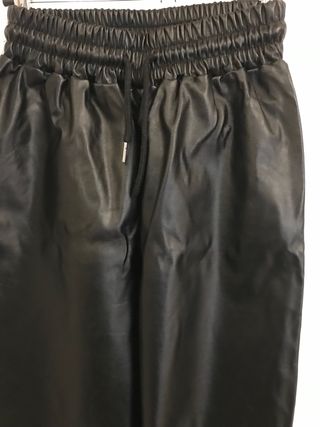 Pantalón urbano efecto piel