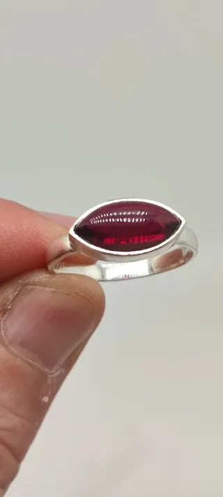 Anillo de Plata y Granate.