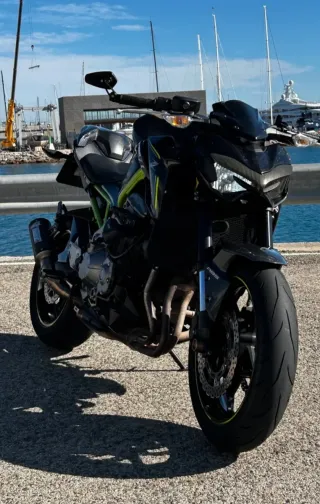 Kawasaki Z900 Negra y Verde