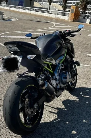 Kawasaki Z900 Negra y Verde