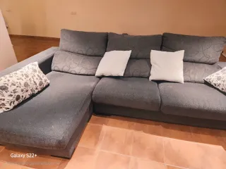Sofá modular gris con cheslong
