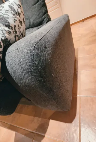 Sofá modular gris con cheslong
