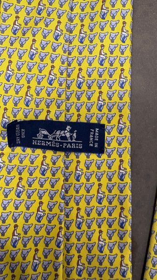 Cravatta Hermès seta giallo con fantini in sella