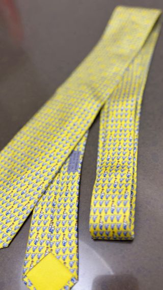 Cravatta Hermès seta giallo con fantini in sella