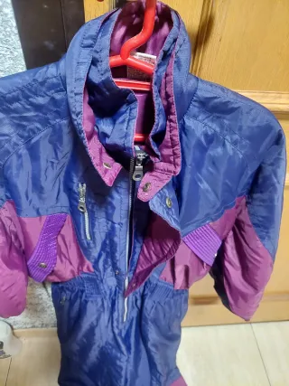 Traje de nieve azul y morado