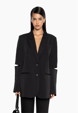 Blazer negro con cortes en mangas