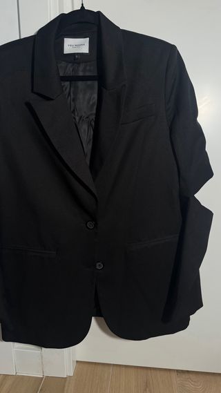 Blazer negro con cortes en mangas