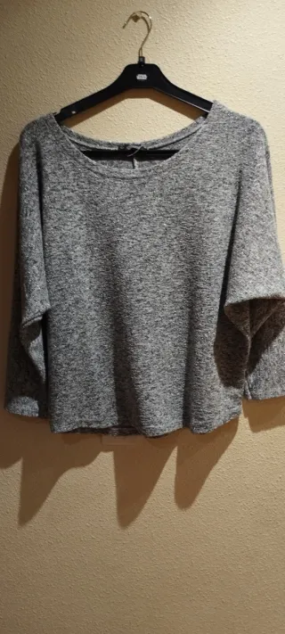 Suéter fino gris con brillos talla única