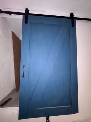 Puerta estilo granero azul