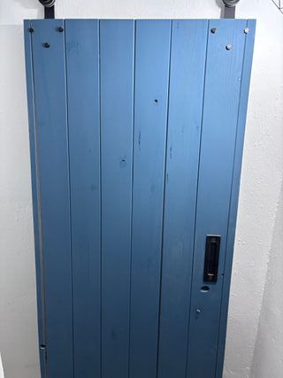 Puerta estilo granero azul