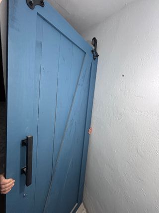 Puerta estilo granero azul