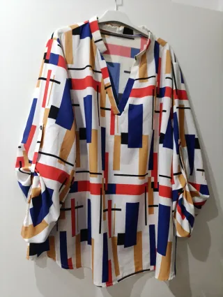 Camicia fantasia scollo a V con bottoni manica