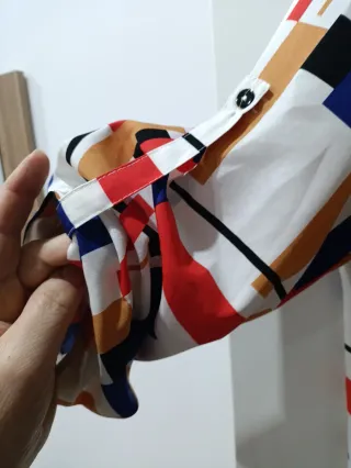 Camicia fantasia scollo a V con bottoni manica